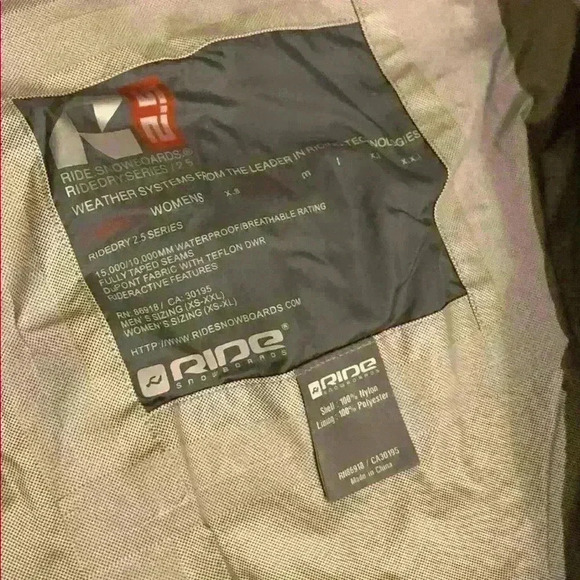 Women’s snowboarding jacket with detachable hoodie - Picture 6 of 7